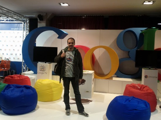 Horacio@FinistJUG devant le booth Google